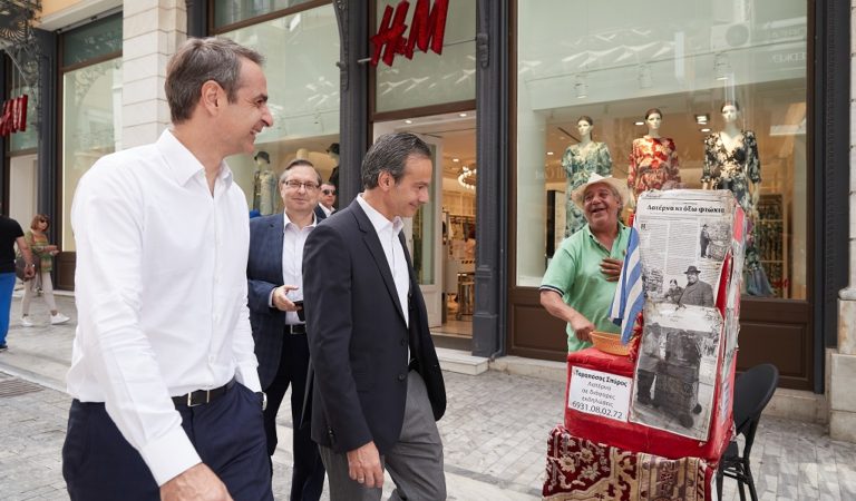 Στο εμπορικό κέντρο της Αθήνας ο Κ. Μητσοτάκης-Αισιοδοξία για το άνοιγμα της αγοράς (video)