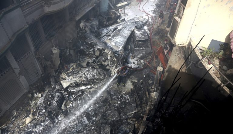 Δεκάδες νεκροί από τη συντριβή αεροσκάφους σε κτήρια στο Πακιστάν (video)