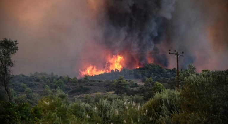 Μεγάλη πυρκαγιά στον Σχίνο – Εντολή εκκένωσης για 2 οικισμούς