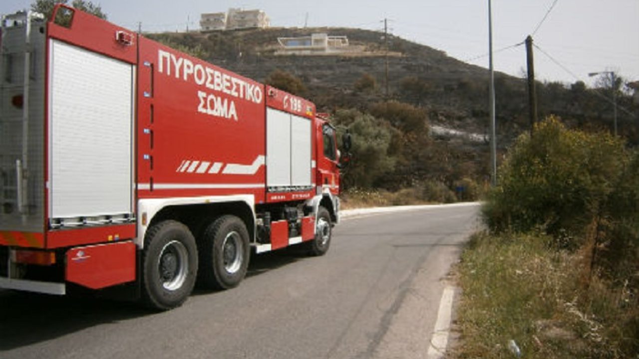 Έσβησε πυρκαγιά η Πυροσβεστική σε Ι.Χ. στην εθνική οδό Αθηνών -Κορίνθου