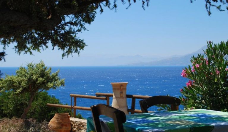 «Καραντίνα στον Παράδεισο» γράφει για την Κρήτη Βρετανή δημοσιογράφος