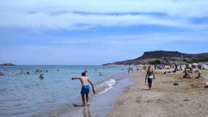 Κόσμος στις παραλίες του Ηρακλείου