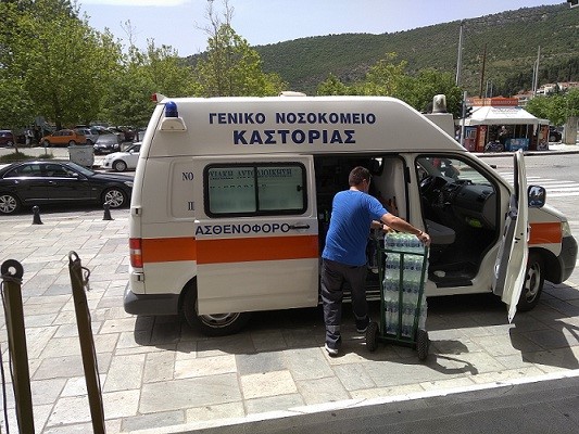 Εμφιαλωμένα νερά παρέδωσε η Π.Ε. Καστοριάς στο Νοσοκομείο