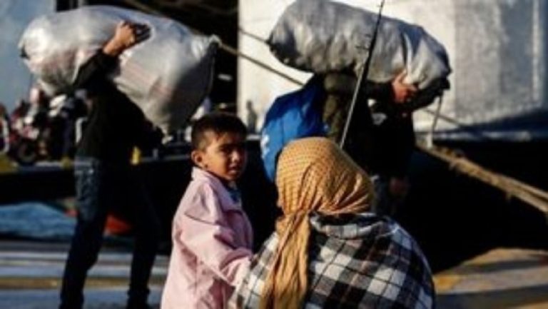 Στον Πειραιά κατέπλευσε το ‘Νήσος Σάμος’ με 249 μετανάστες-πρόσφυγες από τη Μυτιλήνη