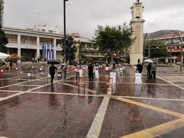 Υπό βροχή τα «empty chairs» της Ξάνθης