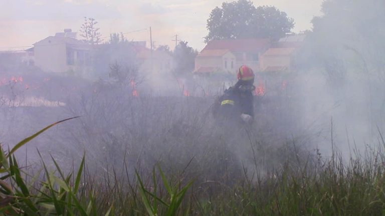 Κέρκυρα: Στις αυλές των σπιτιών η φωτιά στον Ασπρόκαβο