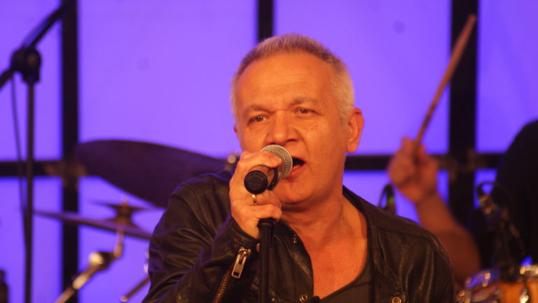 «Live… από το σπίτι τους» – Ο Χρήστος Θηβαίος, σε μια συναυλία-ταξίδι, στο Δεύτερο Πρόγραμμα