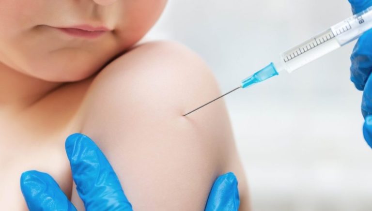 Unicef: Σε άμεσο κίνδυνο εκατομμύρια βρέφη από ιλαρά, πολιομυελίτιδα λόγω διακοπής εμβολιασμών
