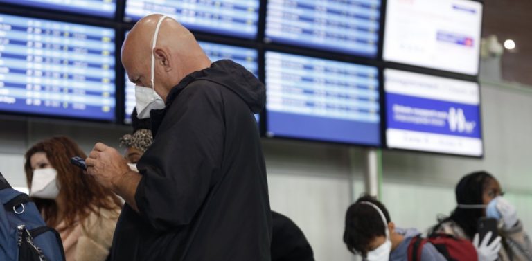 Έως το τέλος Μαΐου η υποχρεωτική καραντίνα 14 ημερών των επιβατών που έρχονται στην Ελλάδα