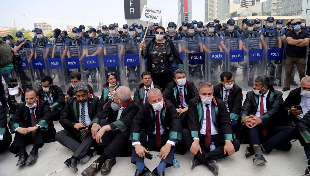 Τουρκία-Δικηγορικοί Σύλλογοι: “Μαύρη” ημέρα η καταστολή της διαδήλωσης των δικηγόρων (video)