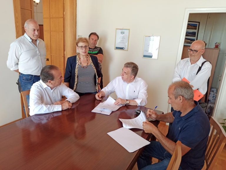 Σύμβαση για αποκατάσταση αγωνιστικού χώρου γηπέδου Γερανίου υπέγραψε ο Σταύρος Αρναουτάκης