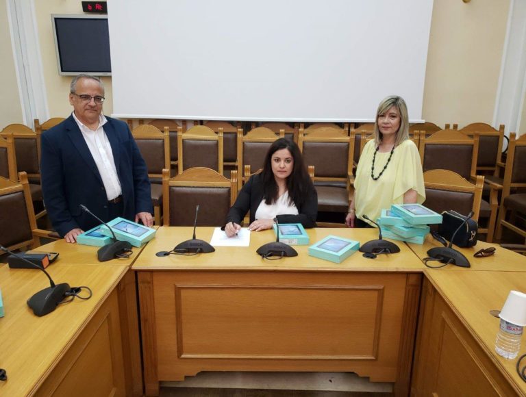 Παράδοση τάμπλετ από την Περιφέρεια σε σχολεία του Ηρακλείου