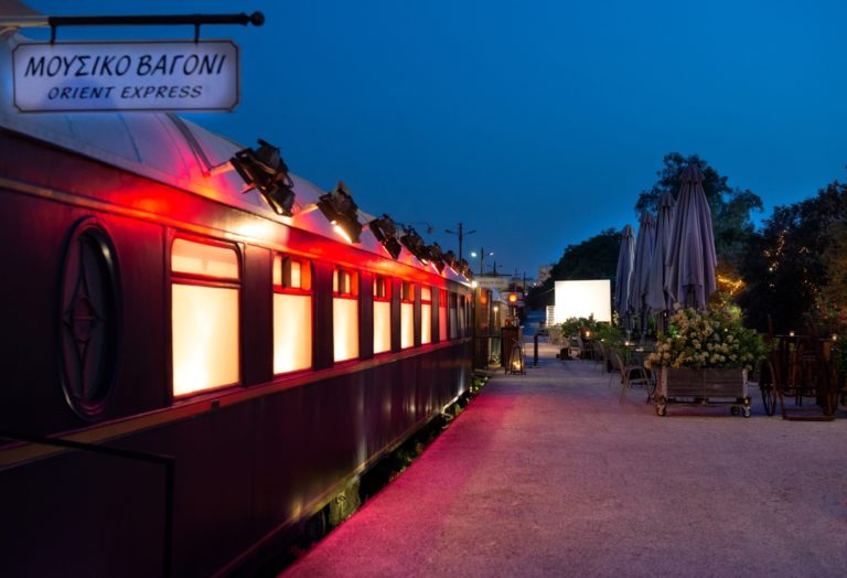 Διακοπές… χωρίς αποσκευές στην open-air «Αποβάθρα» του Τρένου στο Ρουφ
