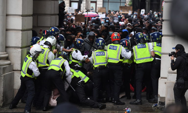 Βρετανία: Γκρέμισαν άγαλμα δουλέμπορου στο Μπρίστολ – Τζόνσον: Οι υπεύθυνοι για τον τραυματισμό αστυνομικών θα λογοδοτήσουν (video)