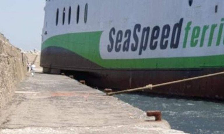 Πάνω στο μώλο «έσπρωξαν» οι θυελλώδεις άνεμοι πλοίο στο λιμάνι του Ρεθύμνου