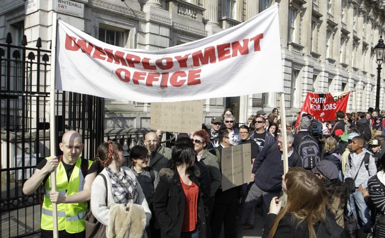 «Νοσεί» η αγορά εργασίας στη Βρετανία με 600.000 νέους ανέργους λόγω πανδημίας