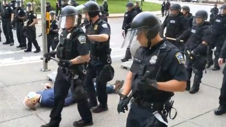 Αιμόφυρτος 75χρονος από αστυνομική βία- Κυριαρχία της Εθνοφρουράς ζήτησε ο Τραμπ (video)