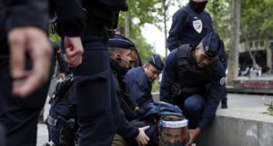 Ηλεκτρικά όπλα  αντί κεφαλοκλειδώματος  θα χρησιμοποιούν στη γαλλική αστυνομία