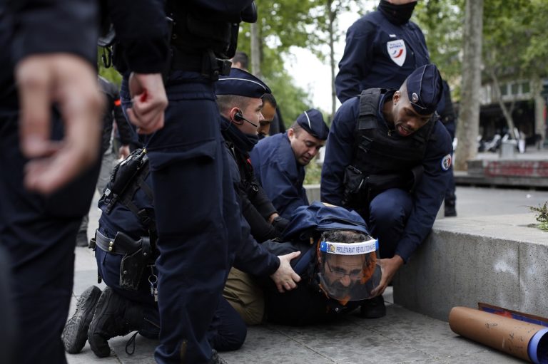Ηλεκτρικά όπλα  αντί κεφαλοκλειδώματος  θα χρησιμοποιούν στη γαλλική αστυνομία
