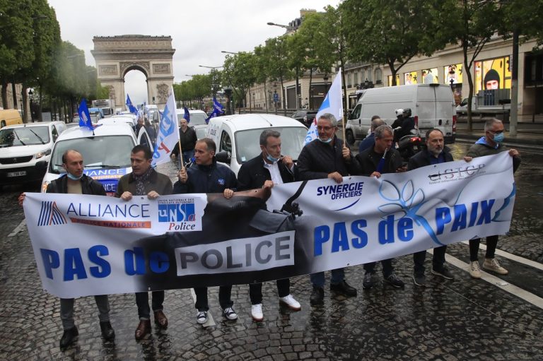 Γαλλία: Θα συνεχιστεί το κεφαλοκλείδωμα μέχρι να οριστεί νέα τεχνική σύλληψης