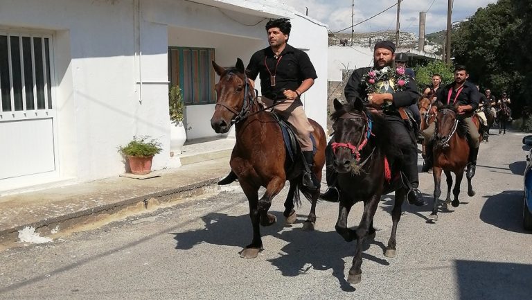 Μεταφέρουν με άλογα την εικόνα του Αγ. Μεθόδιου