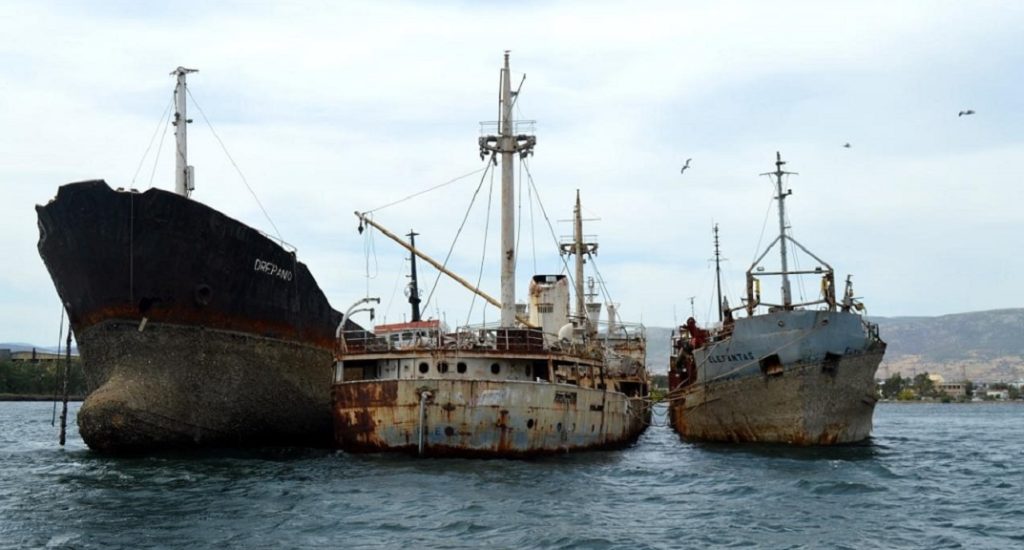 Απομάκρυνση ναυαγίων από την Ελευσίνα