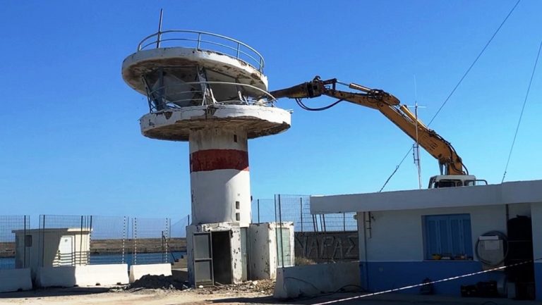 Κατεδαφίστηκε ο παλιός φάρος στο λιμάνι του Ηρακλείου