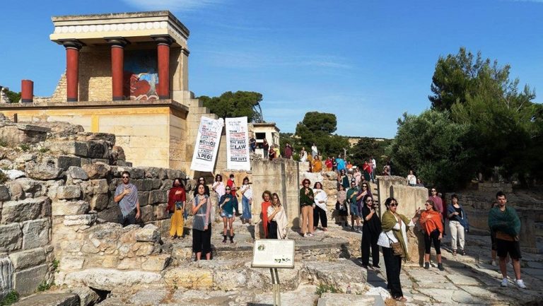 Σήκωσαν πανό για το περιβάλλον μέσα στην Κνωσό