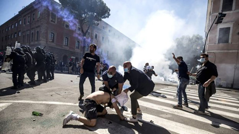 Ιταλία: Επίθεση νεοφασιστών κατά δημοσιογράφων και αστυνομικών στο κέντρο της Ρώμης