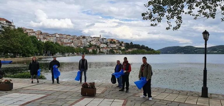 Καθαρισμός της παραλίμνιας όχθης της Καστοριάς από μέλη της ΟΝΝΕΔ