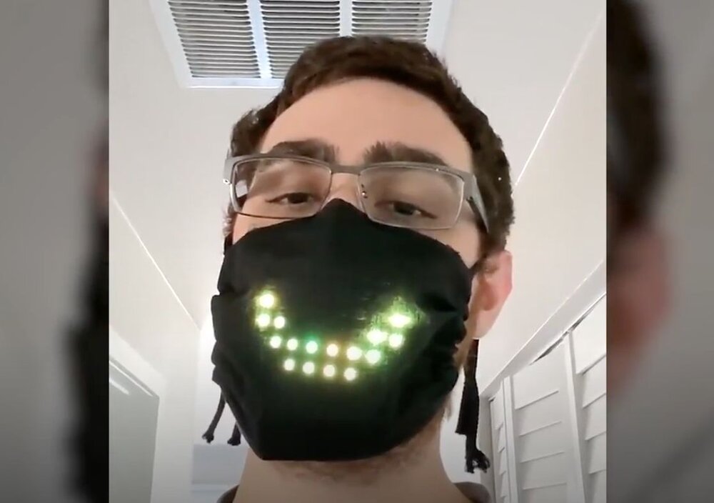 Αυτοσχέδια φωτιζόμενη μάσκα προστασίας δείχνει τις κινήσεις του στόματος