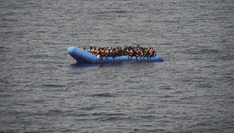Εισροή υδάτων σε δύο βάρκες με μετανάστες ανοιχτά της Μάλτας, σύμφωνα με ΜΚΟ