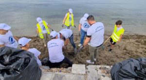 Νεολαία, αθλητές και τρίτη ηλικία καθάρισαν την παραλία Ασπροπύργου