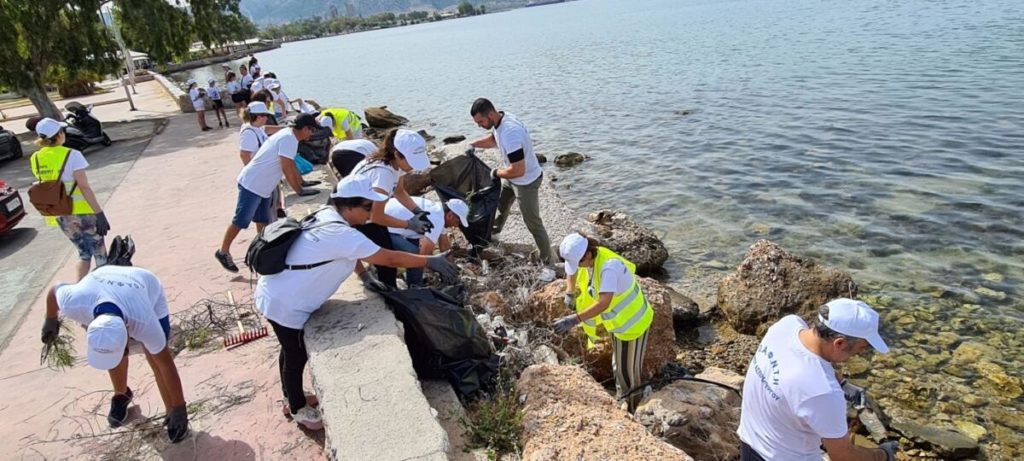 Νεολαία, αθλητές και τρίτη ηλικία καθάρισαν την παραλία Ασπροπύργου