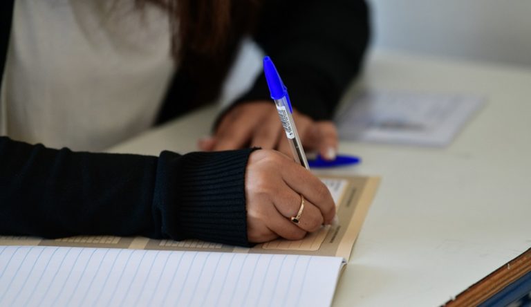 Πανελλαδικές: Αρχαία Ελληνικά και Μαθηματικά για τους υποψήφιους-Θέματα & Απαντήσεις από το ert.gr (video)