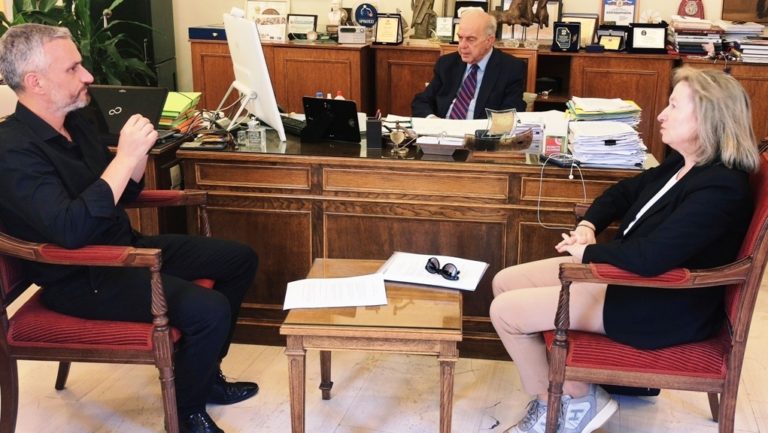 Φτιάχνουν παιδική χαρά στο Πενταμόδι