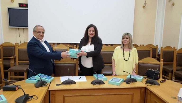 Παραδίδονται τα τάμπλετ στα λύκεια της Κρήτης