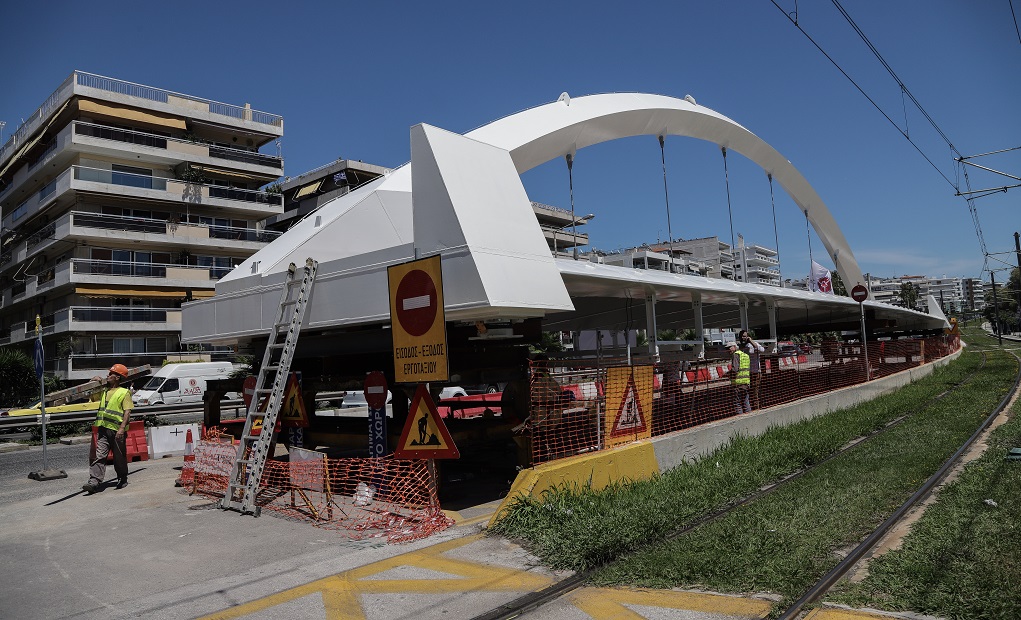 Κλειστή η Λ. Ποσειδώνος ως το βράδυ λόγω εγκατάστασης πεζογέφυρας