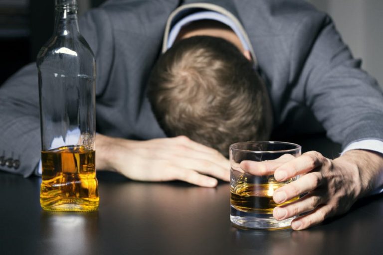 Εξάρτηση από αλκοόλ: Δεν είσαι μόνος, υπάρχει διέξοδος