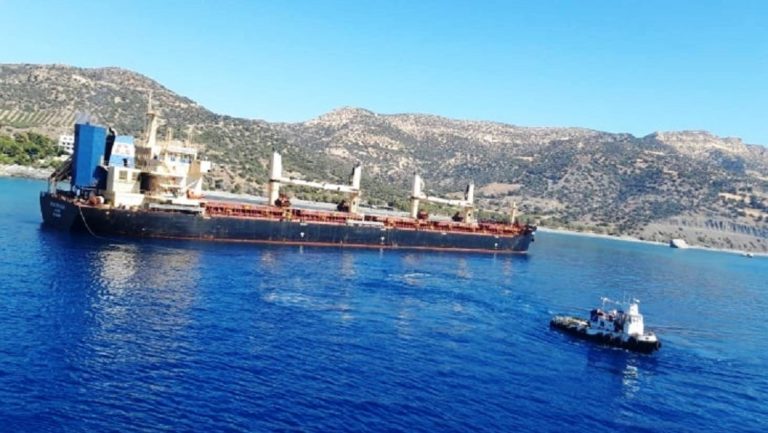 Πλοίο προσάραξε στους Καλούς Λιμένες