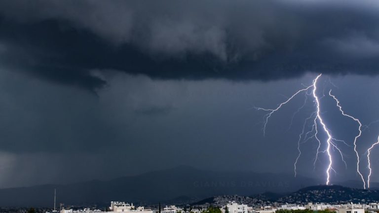 Εντυπωσιακές εικόνες από την χθεσινή κακοκαιρία στην Αττική (video)