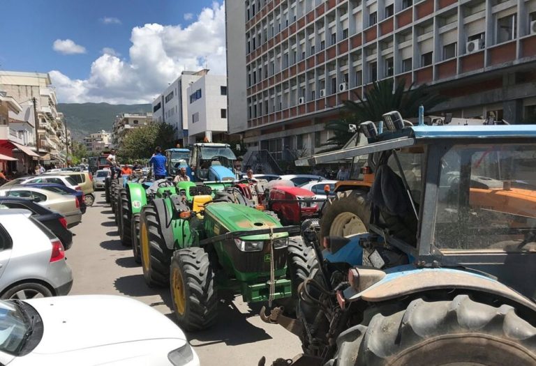 Με τα τρακτέρ τους στην Καλαμάτα οι αγρότες