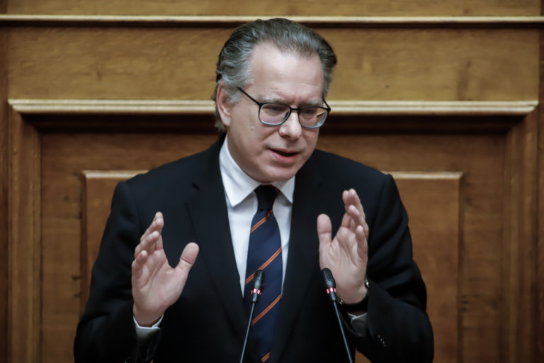 Κουμουτσάκος: Σύντομα θα πραγματοποιηθεί η πρώτη μετακίνηση μεταναστών στις χώρες προέλευσής τους