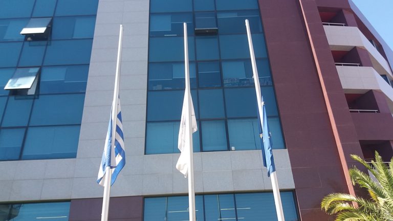 Μεσίστιες οι σημαίες στο δημαρχείο της Τρίπολης
