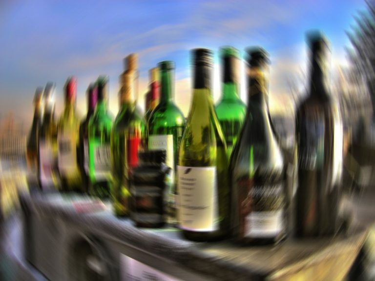 Πειραιάς: Νεκρός 19χρονος από κατανάλωση αλκοόλ σε νυχτερινό κέντρο