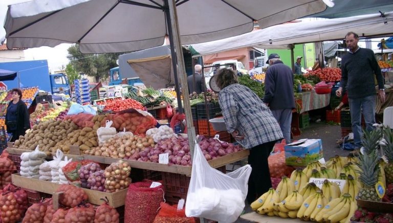 Μικροπωλητές λαϊκών Αγορών: Αποζημίωση και λειτουργία με το 50% όταν ανοίξει το λιανεμπόριο