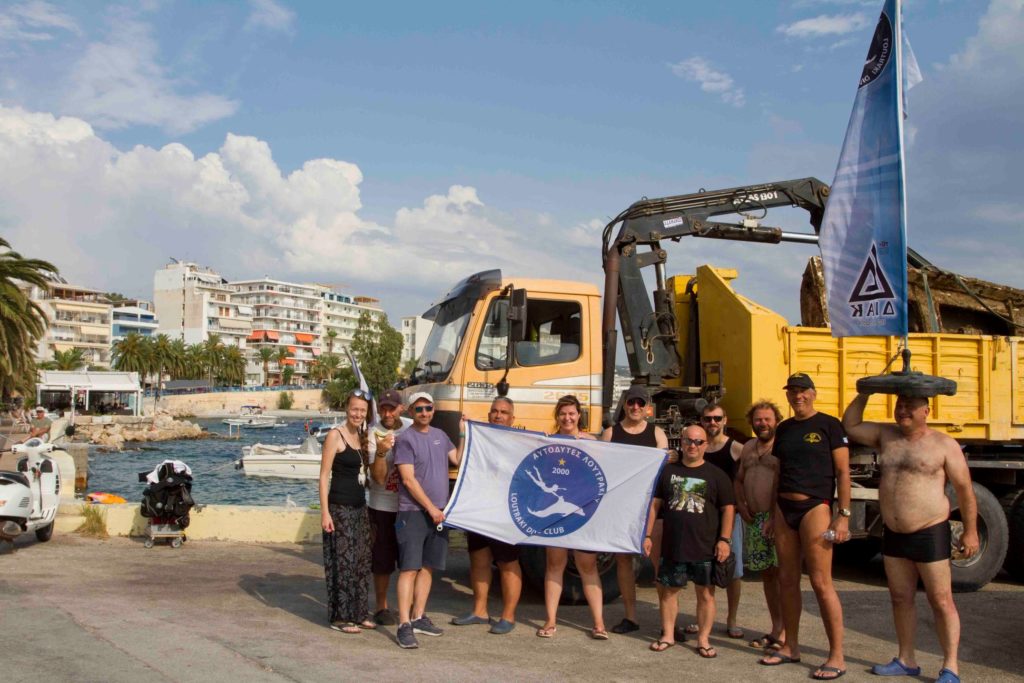 Εθελοντικός καθαρισμός του βυθού – Ανέλκυση ποδηλάτου θαλάσσης και βάρκας