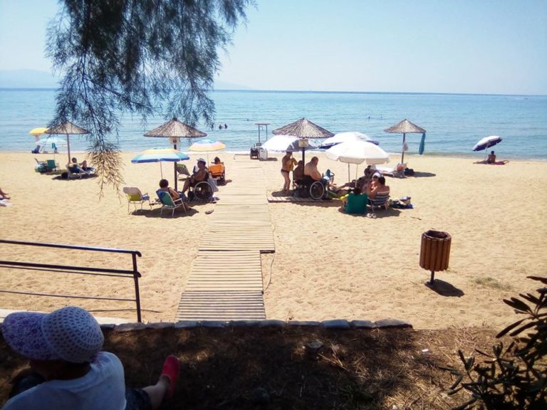 Καβάλα: Μεγάλη επισκεψιμότητα στις προσβάσιμες σε ΑμΕΑ παραλίες