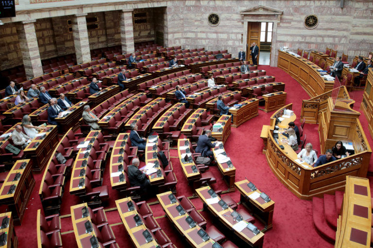 Νομοσχέδιο για συναθροίσεις: Συνεχίζονται οι αντιπαραθέσεις στη Βουλή (video)