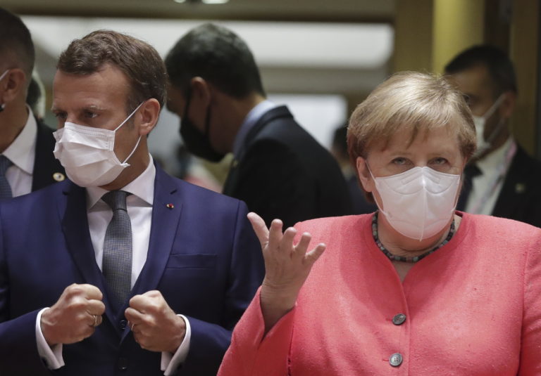 Με μάσκες και χωρίς χειραψίες οι Ευρωπαίοι ηγέτες (video)